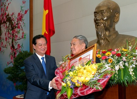 Thủ tướng Nguyễn Tấn Dũng trao huân chương Hồ Chí Minh cho ông Thái Phụng Nê - ảnh 1